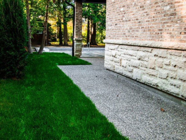 Sidepath with exposed aggregate concrete