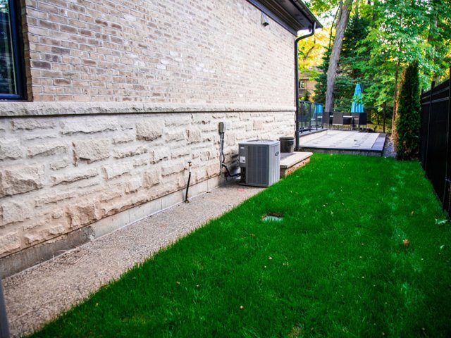 Sidepath with exposed aggregate concrete