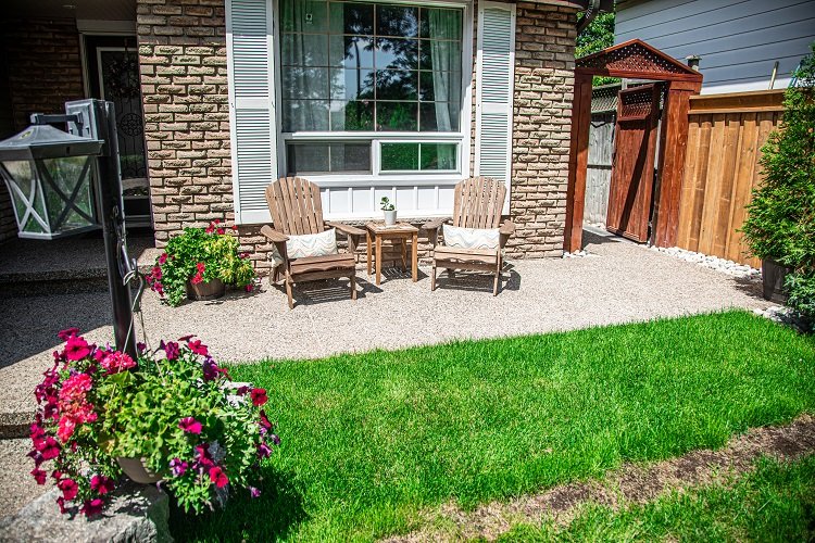 Stylish Entry and Outdoor Living with Exposed Aggregate Concrete
