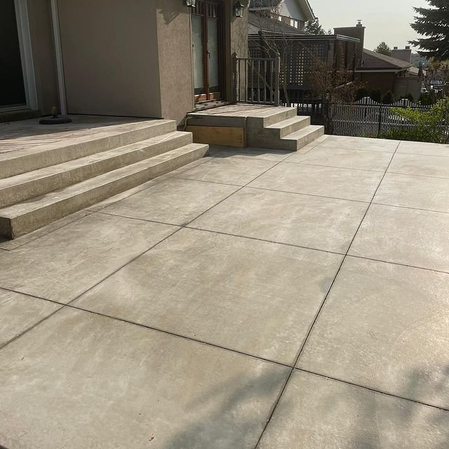 Brushed concrete back patio in North York