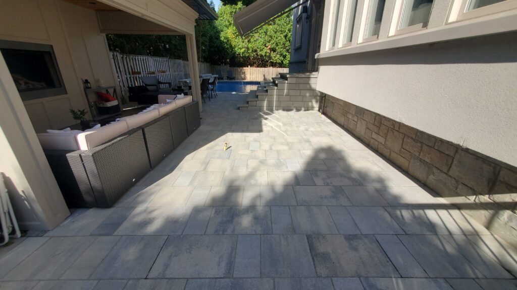 Backyard patio in Oakville with Avari interlocking pavers