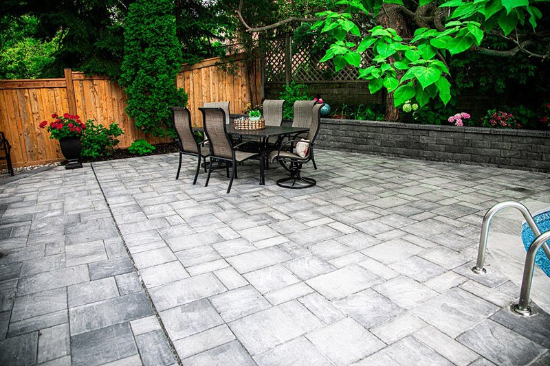 interlocking-backyard-with-retaining-wall